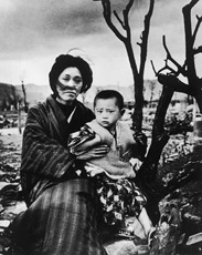 Мать с ребёнком среди руин Хиросимы