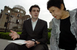 Р. Хатчингс берёт интервью в Хиросиме
